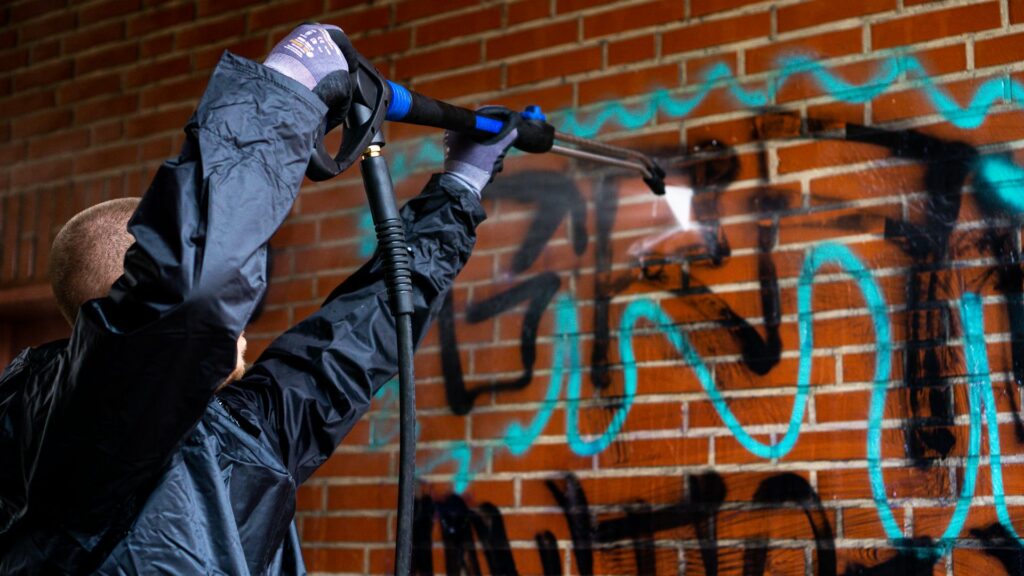 Fachmännische Graffitibeseitigung In Lübeck Mit Hochdruckreinigung Und Trockeneismethode Von Optima Gebäudeservice Nord Gmbh
