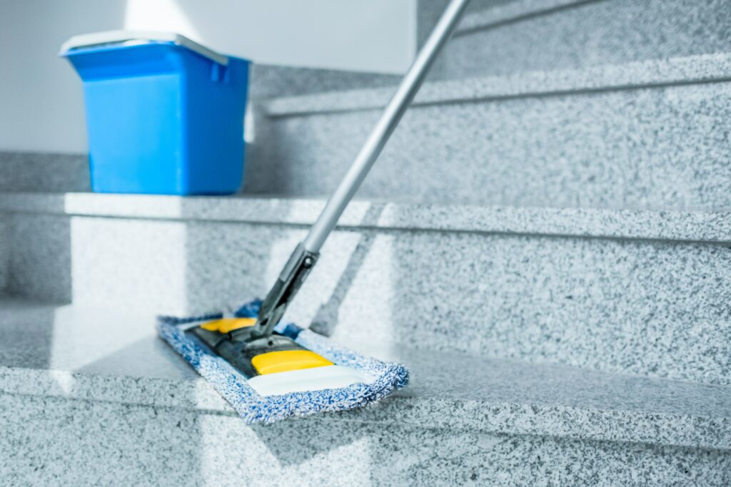 Effektive Treppenhausreinigung Mit Wischmop