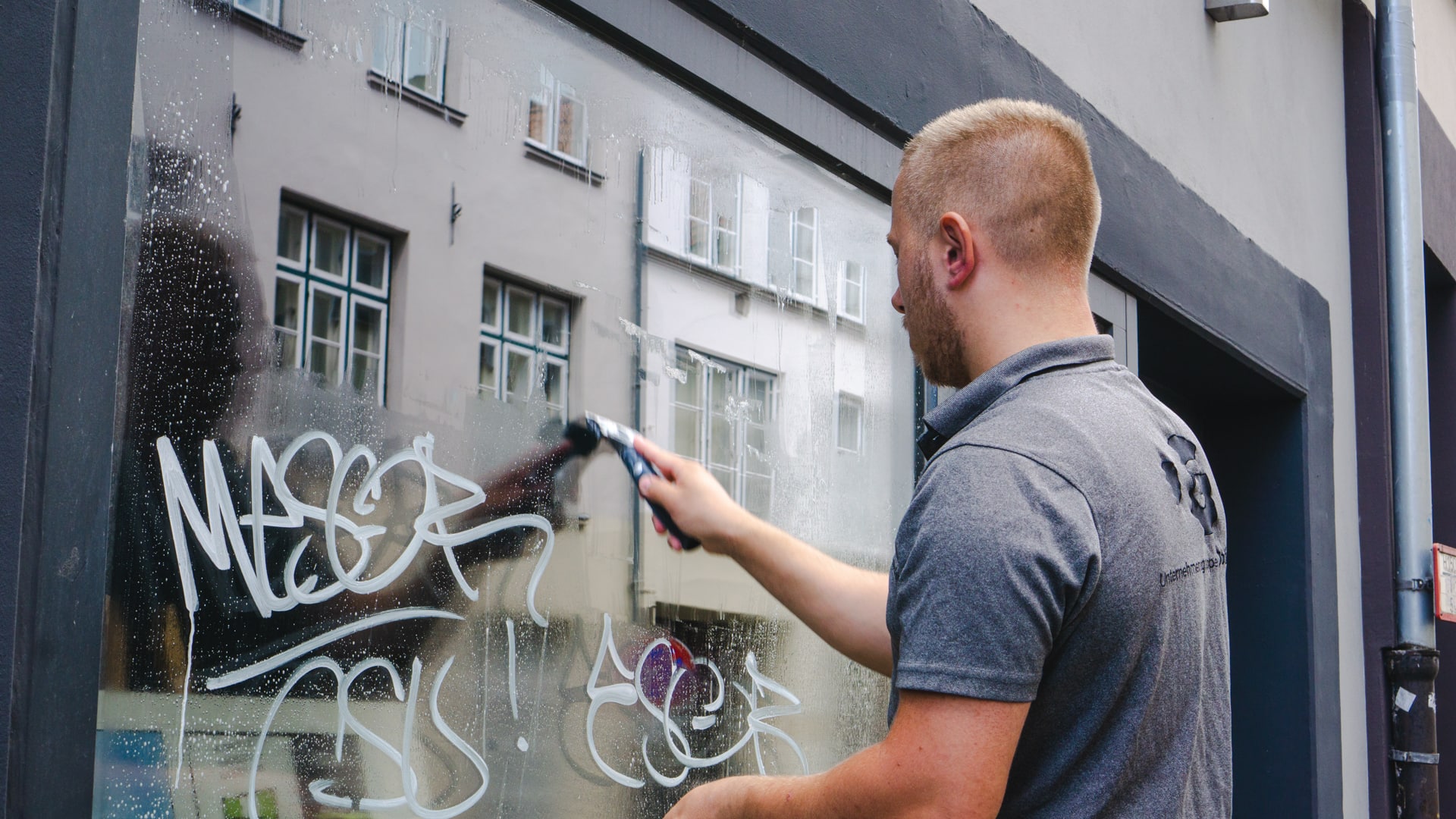 Professionelle Schaufenster-Graffitientfernung In Lübeck Von Optima Gebäudeservice Nord Gmbh