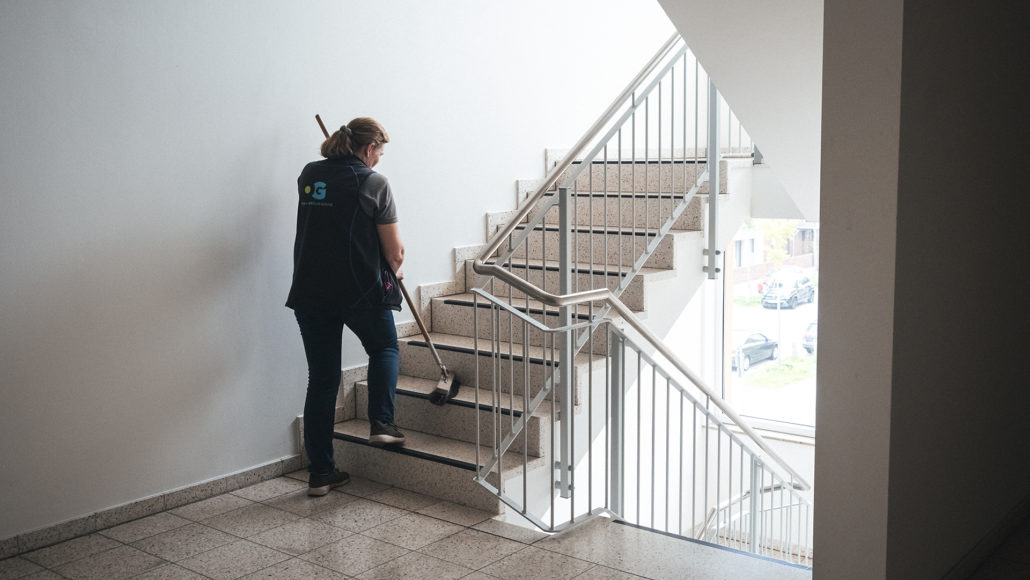 Gebäudereinigung Lübeck | Reinigungskraft Von Optima Gebäudeservice Nord Gmbh Macht Treppenhausreinigung