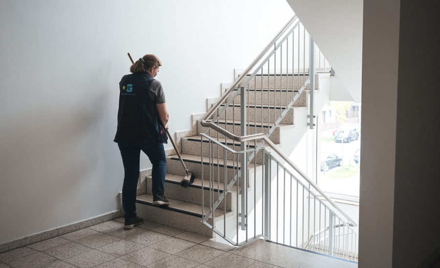 Gebäudereinigung Lübeck | Reinigungskraft Von Optima Gebäudeservice Nord Gmbh Macht Treppenhausreinigung