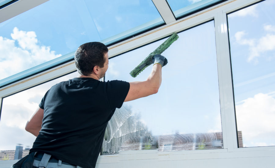 Reinigungskraft Bei Der Fensterreinigung – Symbol Für Tariftreue Und Faire Bezahlung Bei Optima Gebäudeservice Nord Gmbh Lübeck