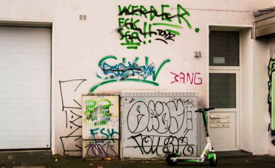 Verschmierte Hauswand Mit Graffiti – Vorherzustand Vor Der Professionellen Graffiti-Entfernung Durch Optima Gebäudeservice Nord Gmbh Lübeck